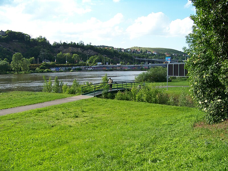 File:Pobřežní cesta, ústí Kunratického potoka (01).jpg