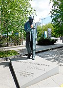 Estátua de Władysław Bartoszewski em frente à principal estação de trem de Sopot