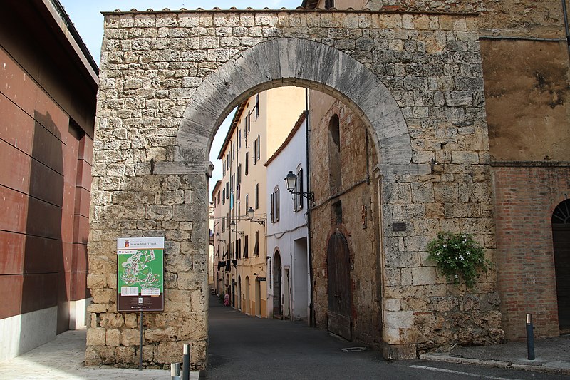 File:Porta alle Formiche (Massa Marittima) 01.jpg