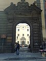 Portale e cortile del palazzo del Conservatorio