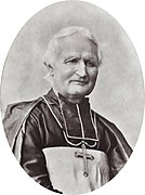 Photographie en noir et blanc et en forme de médaillon du buste d'un évêque âgé vu de face.