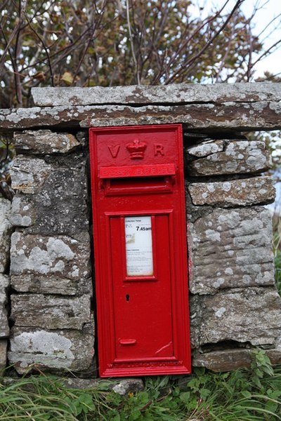 File:Post Box, Melsetter House - geograph.org.uk - 1532164.jpg