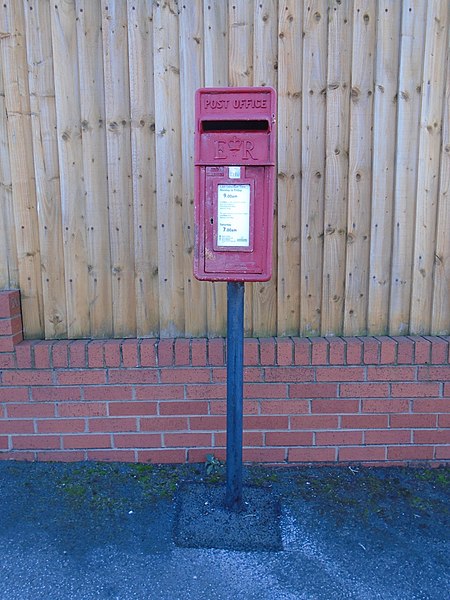 File:Post box on Village Way, Wallasey.jpg