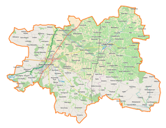 Mapa konturowa powiatu rawskiego, po lewej znajduje się punkt z opisem „Rawa Mazowiecka”