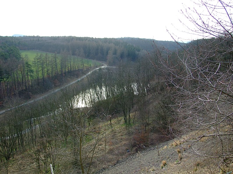 File:Praha, Modřany, Modřanská rokle, Nádrž na Libušském potoku II.JPG