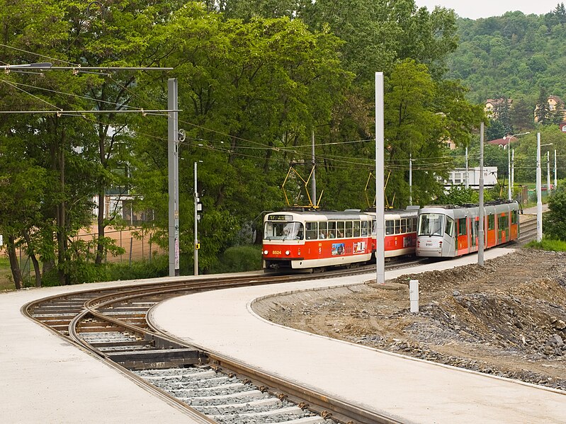 File:Provizorium Trojská, Tatra T3R.P a Škoda 14T.jpg