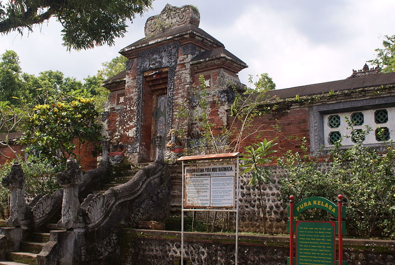 File:Pura Kelasa Narmada Water Palace 1.JPG