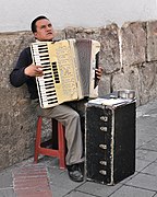 Un accordéoniste à Quito en Équateur