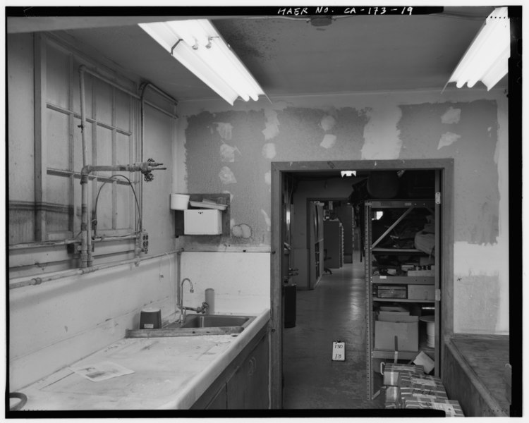 File:ROOM 34 AT WEST END OF LABORATORY, THAT FORMERLY HOUSED ROCK CUTTING EQUIPMENT. NOTE BLACKED OUT ORIGINAL WINDOW AT LEFT. - U.S. Geological Survey, Rock Magnetics Laboratory, HAER CAL,41-MENPA,5-19.tif