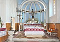 Biserica romano-catolică: altarul cu statuia Sfântului Ioan Nepomuk