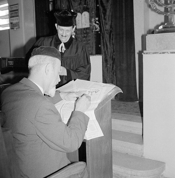 File:Rabbijn van de huwelijksvoltrekking tekent de Ketoeba, Bestanddeelnr 255-1986.jpg