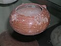 Vase de l'âge de Bronze III de style rouge bruni.