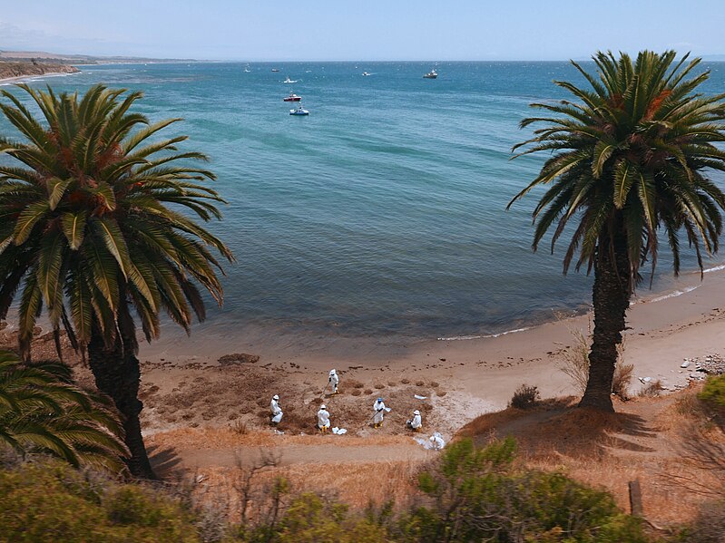 File:Refugio oil cleanup workers and boats.jpg