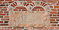 Spruchplatte über dem Eingangsportal des Rentmeisterhauses in Uttum (Krummhörn)