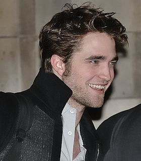 Robert Pattinson interprète Edward.