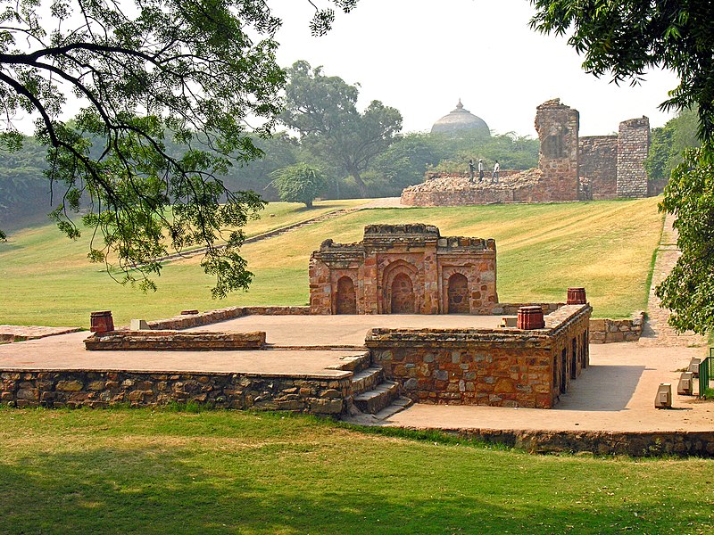 File:Ruins of a mosque, Qutub Minar complex.jpg