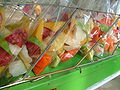 Rujak（囉雜，一種水果沙拉，由芒果、蓮霧、木瓜、鳳梨、豆薯、太平洋桲等水果配以鹽、椰糖和辣椒製成）
