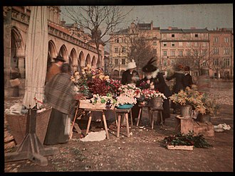Flower vendors in Rynek. First autochrome in Poland, dated 1912 Rzaca Tadeusz, Rynek Glowny w Krakowie.jpg