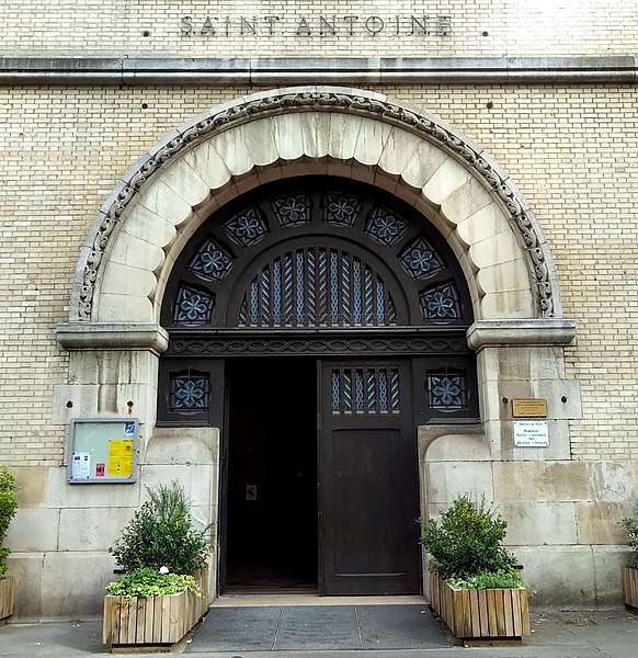 File:Saint-Antoine des XV-XX-porte d'entrée.jpg
