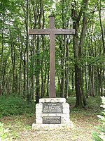 Saint-Remy-la-Calonne (Moza) pamiątkowy krzyż Alain Fournier w lesie Calonne.jpg