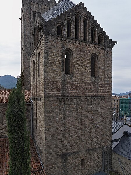 File:Santa María de Ripoll. Campanarios.jpg