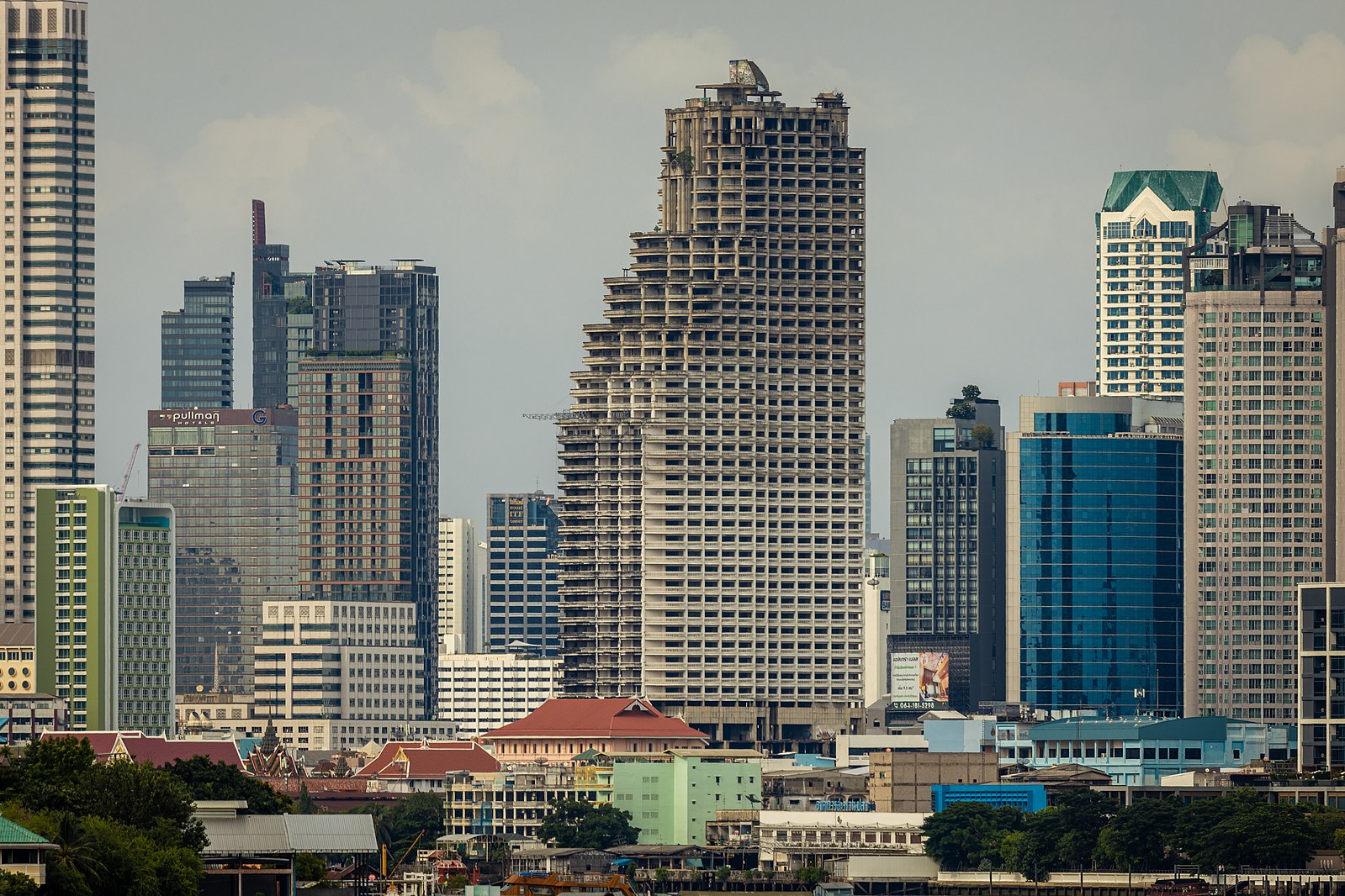 Unique tower. Sathorn unique Tower. Саторн Юник Тауэр. Башня Баййок 2 Бангкок. 2 Башни.