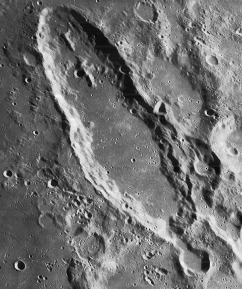Большой кратер луны. Кратер Шиллер. Менделеев (лунный кратер). Кратеры на Луне. Ударные кратеры на Луне.