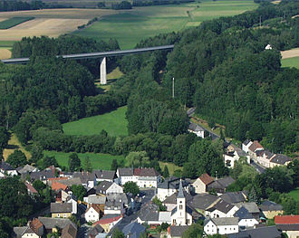Blick auf den Schirndinger Pass (mit Brücke der B 303)