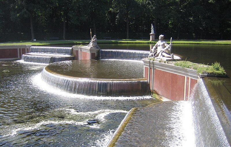 File:Schlosspark Nymphenburg Grosse Kaskade-2.jpg