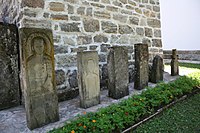 Pierres tombales près de l'église.