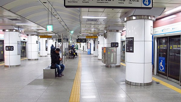 The platform at Hoehyeon Station on Seoul Subway Line 4 in Jung-gu, Seoul