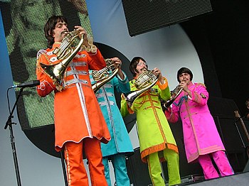 Eine Darstellung der Band im Sgt. Pepper-Stil bei einem Live8-Konzert im Jahr 2004. Quelle: Wikimedia Commons​​