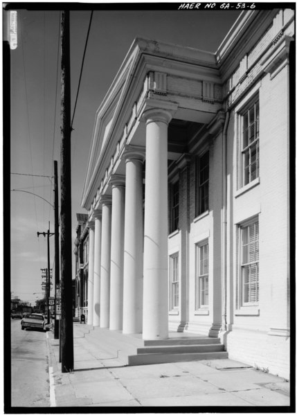 File:Sharply angled view of entrance portico from the N - Central of Georgia Railway, Gray Building, 227 West Broad Street, Savannah, Chatham County, GA HAER GA,26-SAV,57A-6.tif