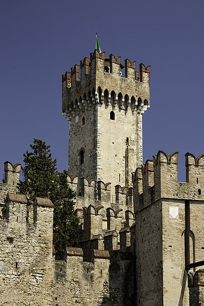 File:Sirmione Castle (119279011).jpeg