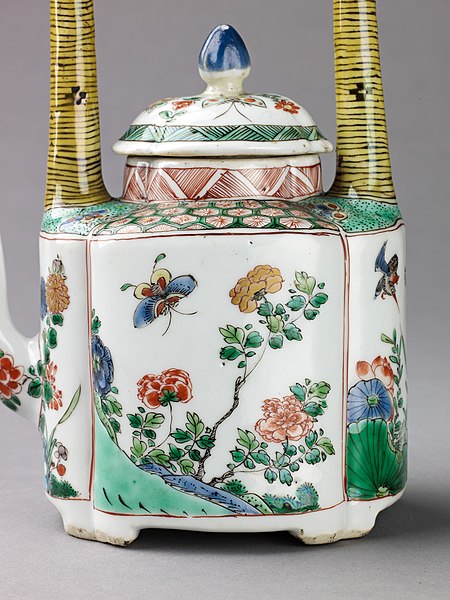 File:Small covered wine pot or teapot MET 1720-1.jpg