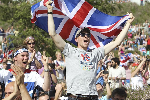 Fans celebrate Great Britain men's tennis player Andy Murray winning gold, 5 August 2012
