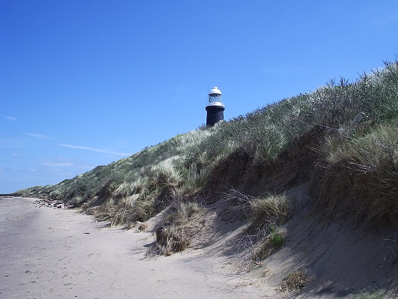 File:Spurn point with lighthouse.kirin.jpeg