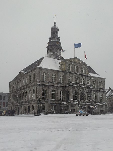 File:Stadhuis (Maastricht)-winter.jpg