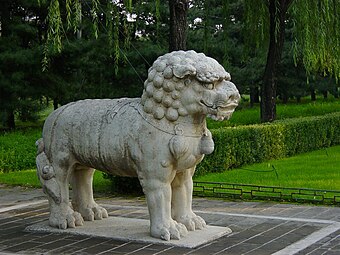 Leijona seisomassa Ming-dynastian hautojen "hengen tiellä".