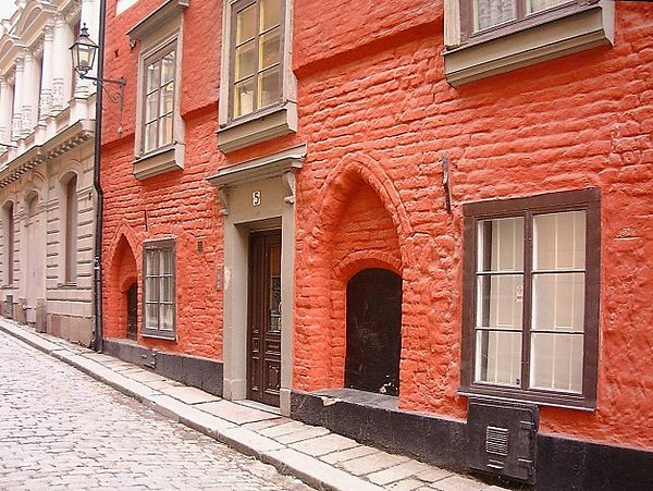 During the late Middle Ages, most buildings were made of brick, which gave the city its character. Some prominent façades were, however, painted red t