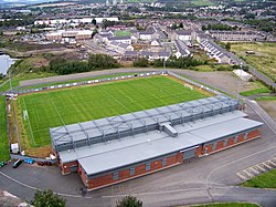 Strathclyde Homes Stadium - Heimstadion von Dumbarton FC - geograph.org.uk - 2586794.jpg