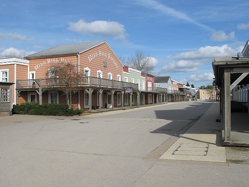 File:Street in Disney Village 1.jpg