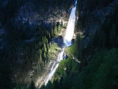 Stuibenfall illuminé la nuit.