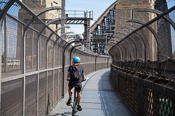 Sydney Harbour Bridge fietser.jpg