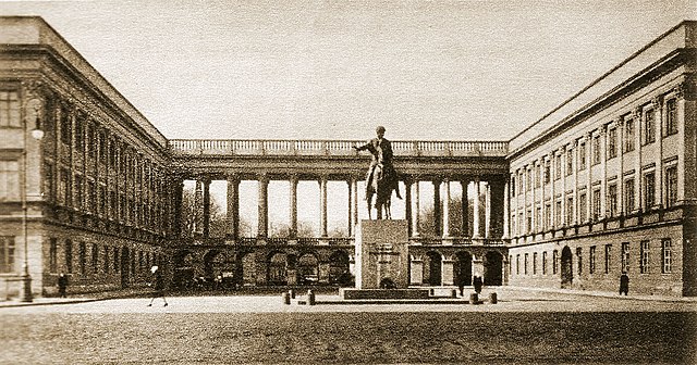 Saxon Palace, seen from Saxon Square. Before the arcade housing the Tomb of the Unknown Soldier stands Thorvaldsen's equestrian statue of Prince Józef