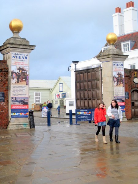 File:The Victory Gate - geograph.org.uk - 1723823.jpg