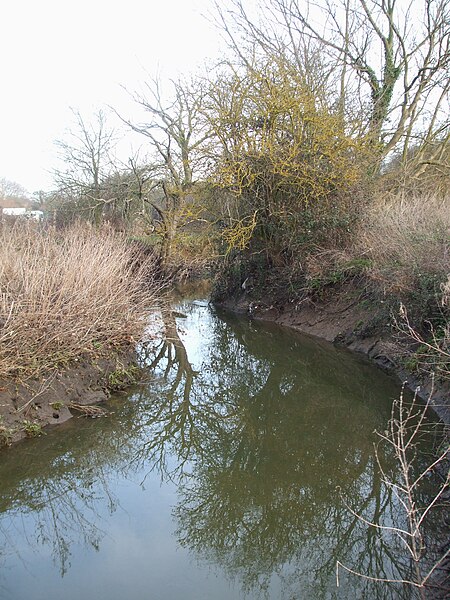 File:The river Crouch, passing under Church Lane (2009-12-28).jpg