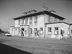 Bahnhof kurz vor dem Umbau, Straßenseite - 53°41′50″N 9°42′52″E﻿ / ﻿Bahnhofsplatz﻿ / 53.697169; 9.714567 - Baujahr: 1845 - Umgestaltung 1985 - Foto: 1984