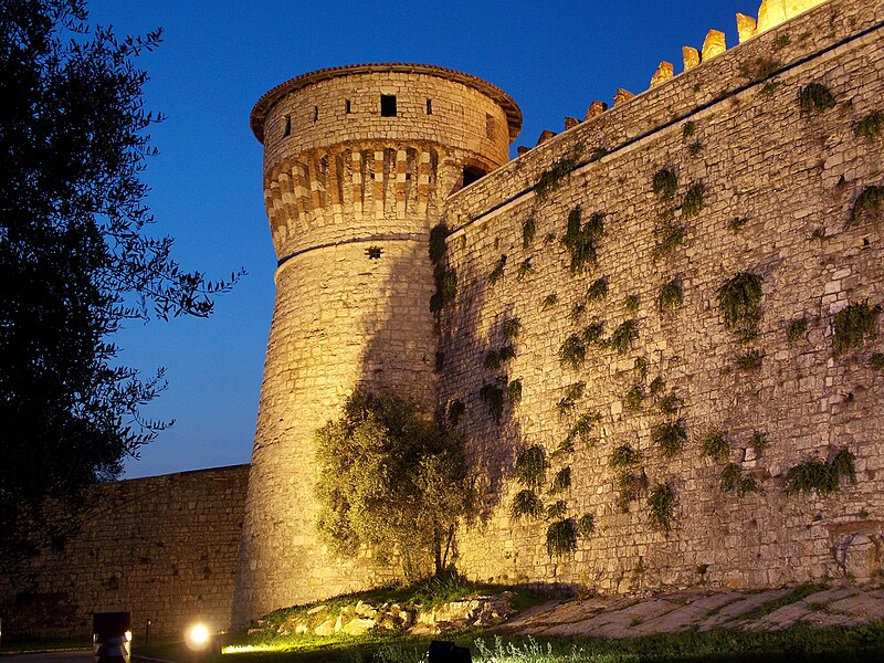 Archivo:Torre de los prisioneros castillo de brescia.JPG
