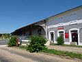 Français : Ancienne gare de Magnac-Touvre réaménagée en commerces, Magnac-sur-Touvre, Charente, France